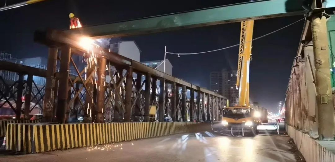 党委书记、董事长涂建平现场调理南外环高速项目工程