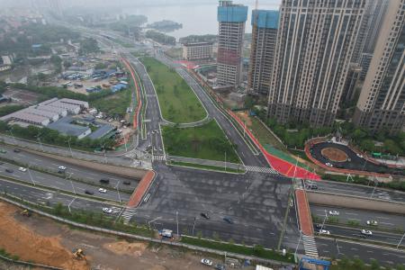 市国资委舒洪调研员赴丹霞路检查“五一”假期清静生产事情