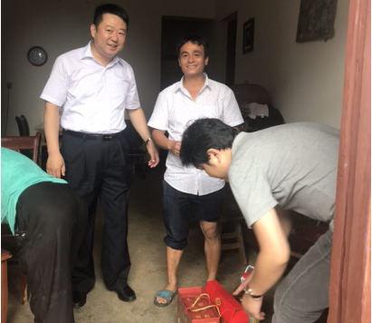 情系贫困户  粽香暖民心——南昌城投集团开展端午节前走访慰问运动